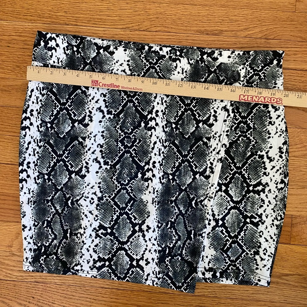 Shein Wrap Skirt Women’s 2XL Snakeskin Print Short Mini Button/Zip Closure NWOT - Picture 7 of 9